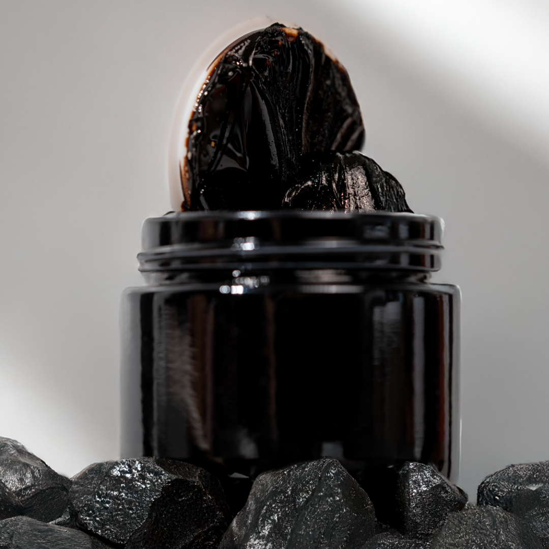 Shilajit récolté dans les montagnes dorées de l'Altaï